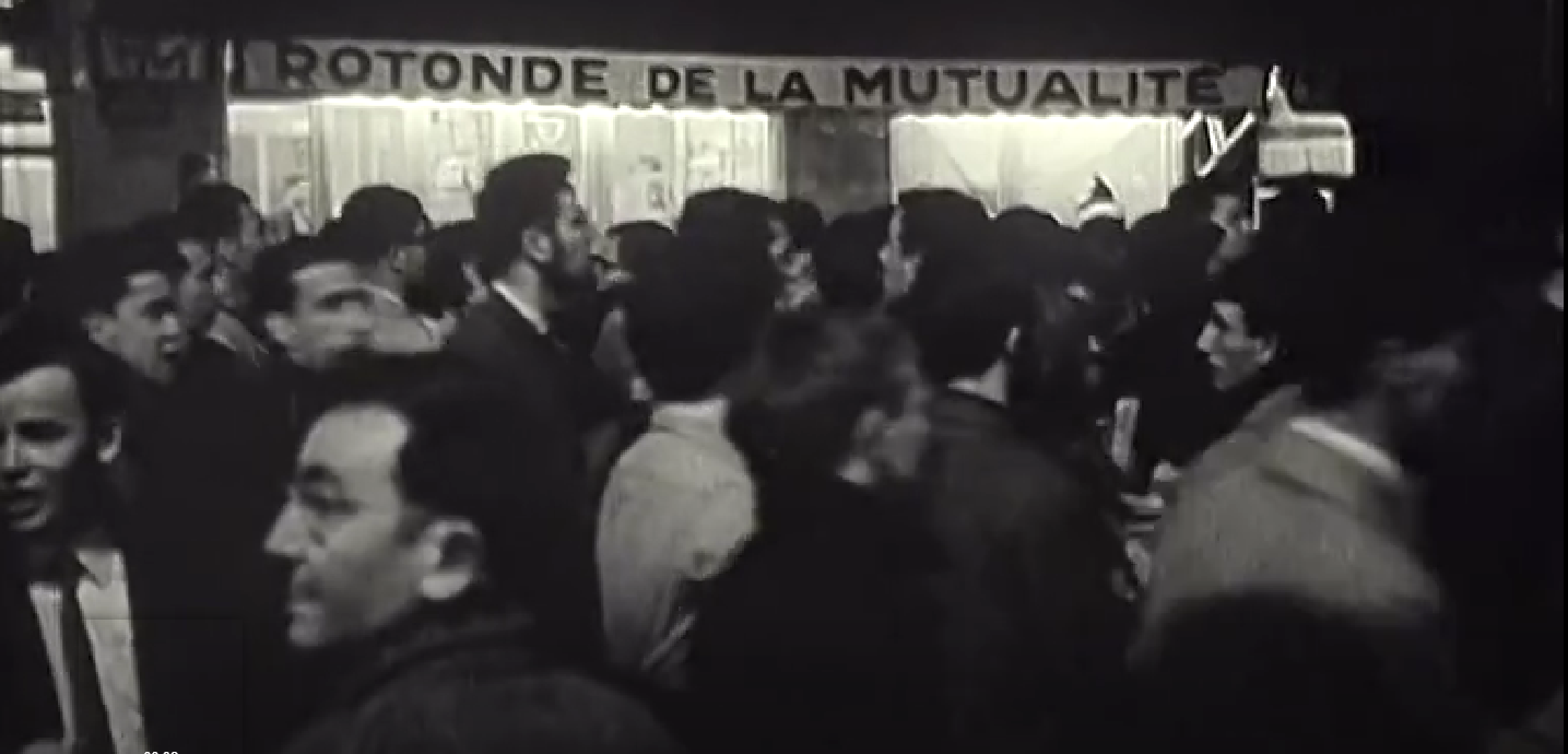 Etudiants devant le palais de la mutualité, 1960